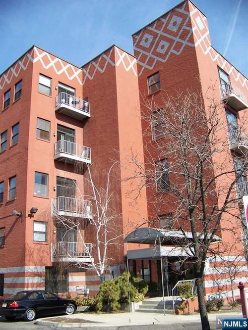 840 River Rd, Edgewater, NJ, 07020-7211 | Card Image