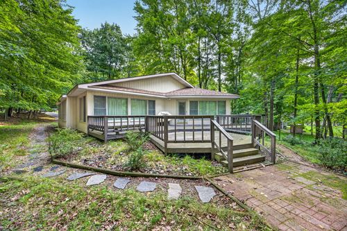 9855 Golf Port Dr, Stanwood, MI, 49346-9408 | Card Image