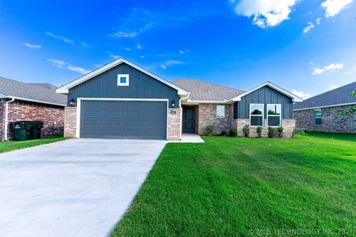 2421 W Main St, Collinsville, OK, 74021-3044 | Card Image