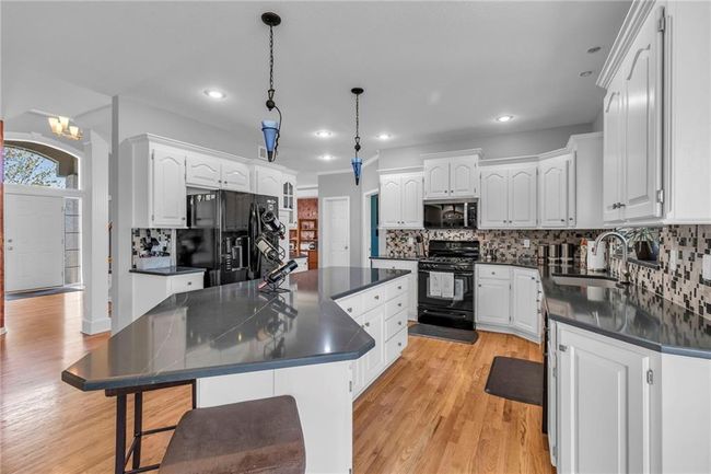 5712 Payne St, House other with 5 bedrooms, 5 bathrooms and null parking in Shawnee KS | Image 5