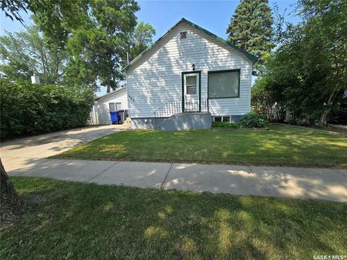223 9 Th Street, House with 3 bedrooms, 2 bathrooms and 2 parking in Weyburn SK | Card Image