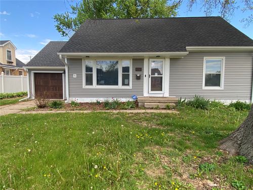1074 27th St Ne, Cedar Rapids, IA, 52402-4125 | Card Image