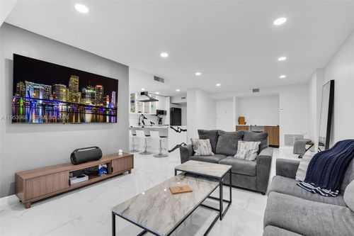 203-3800 Hillcrest Dr, Hollywood, FL, 33021-7937 | Card Image