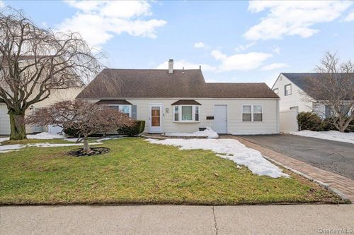 122 Balsam Ln, Levittown, NY, 11756-4904 | Card Image