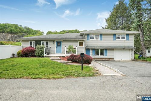 22 Federal Hill Rd, Pompton Lakes, NJ, 07442-2000 | Card Image