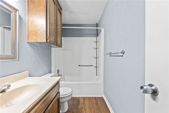 Upstairs bathroom | Image 10