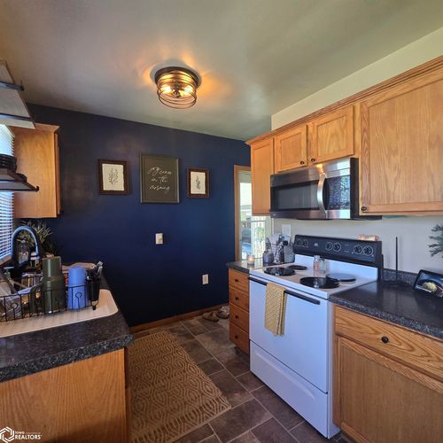 419 S Ferry St, Ottumwa, IA, 52501-4953 | Card Image