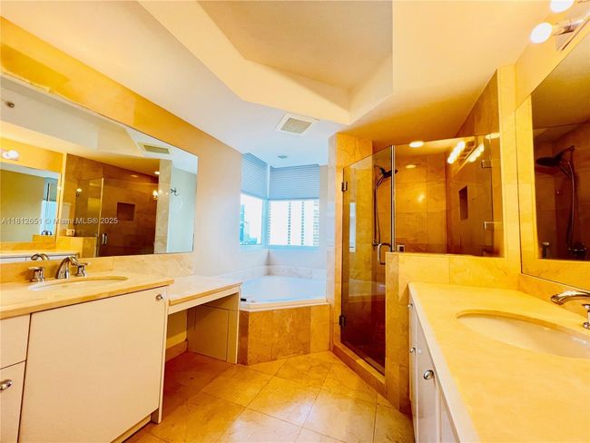APT-1132 - 19400 Turnberry Way, Condo with 2 bedrooms, 3 bathrooms and null parking in Aventura FL | Image 7