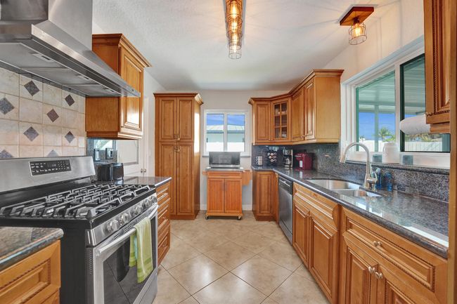 571 Se 14 Th St, House other with 3 bedrooms, 2 bathrooms and null parking in Pompano Beach FL | Image 4