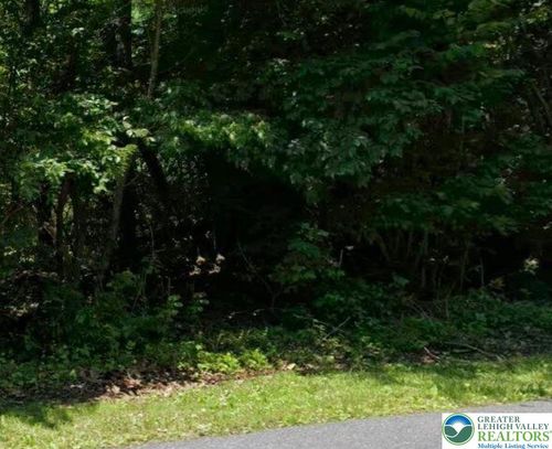 6822 Lime Kiln Rd, Slatington, PA, 18080-3723 | Card Image