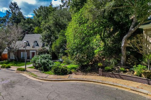 22 Valant Pl, Piedmont, CA, 94610-1800 | Card Image