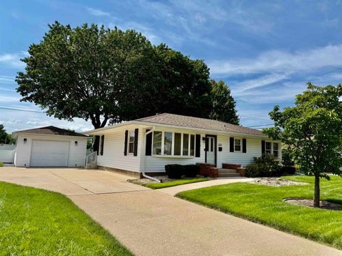 2138 Wynnwood Ln, Peru, IL, 61354-1223 | Card Image