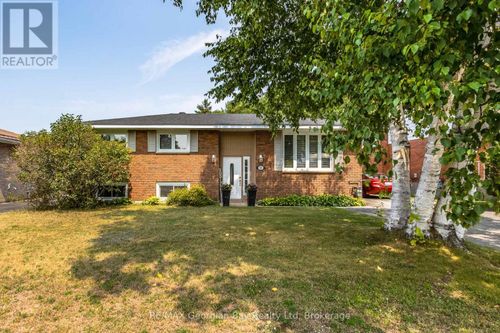 32 Kerr Dr, Penetanguishene, ON, L9M1H6 | Card Image