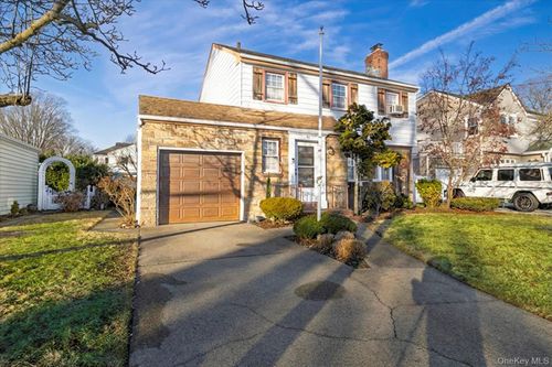 31 Alden Ct, Malverne, NY, 11565-2104 | Card Image