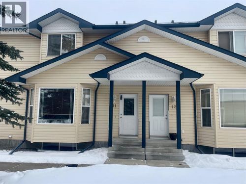 2 Hinshaw Dr, Sylvan Lake, AB, T4S2J2 | Card Image