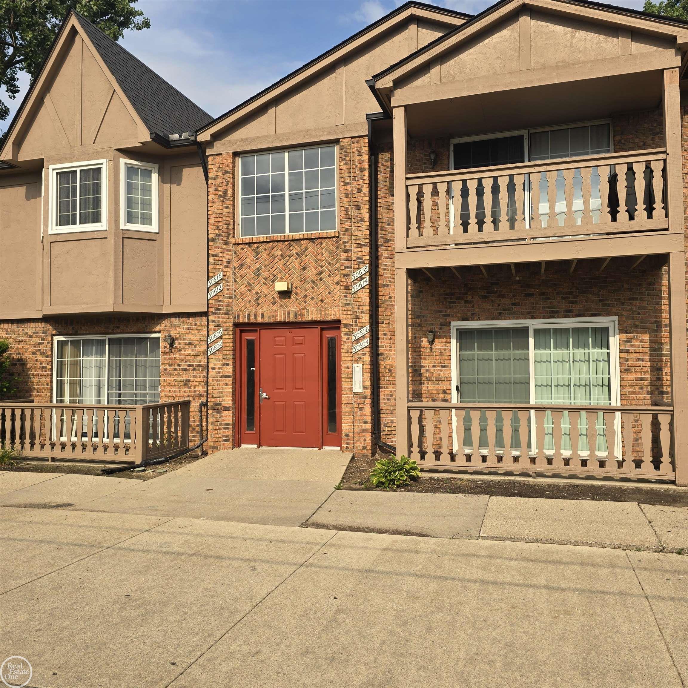 Oakridge Manor Dr, Roseville, MI 48066