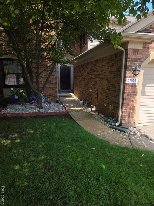37066 Kirkshire Ct, Farmington Hills, MI, 48331-1836 | Card Image