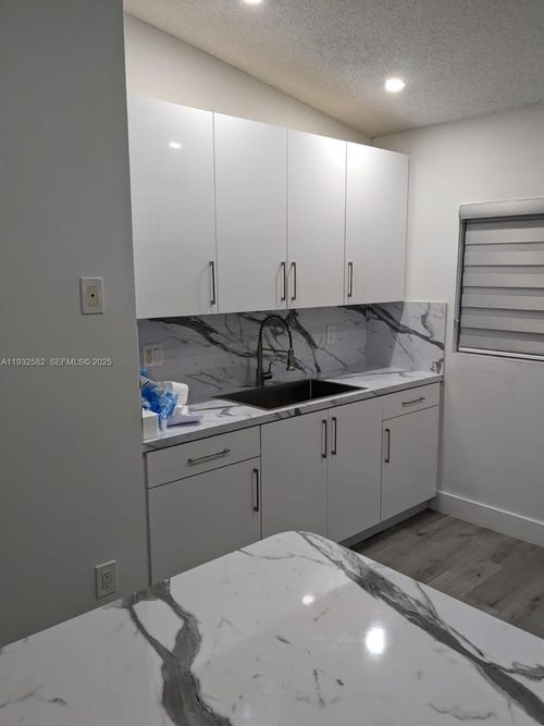 5-7956 W 29th Ln, Hialeah, FL, 33018-5156 | Card Image