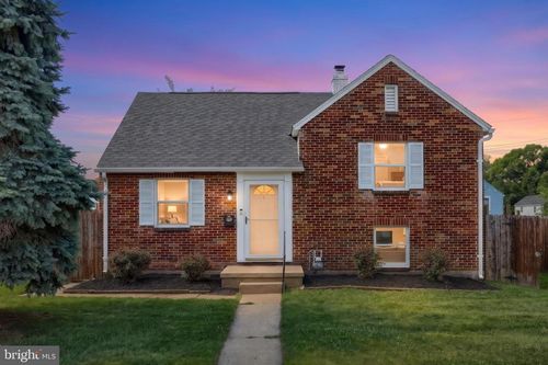 724 Village Rd, YORK, PA, 17404-2627 | Card Image