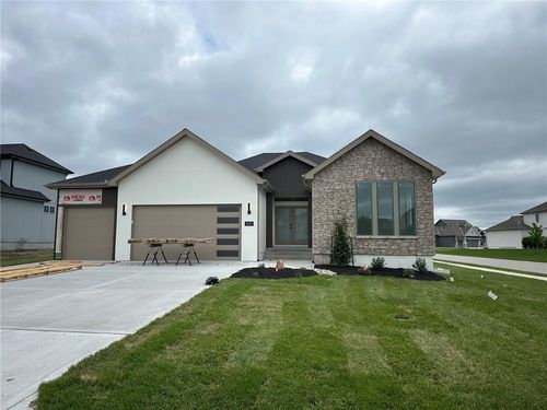 2037 Sw Red Barn Ln, Lee's Summit, MO, 64082-2211 | Card Image