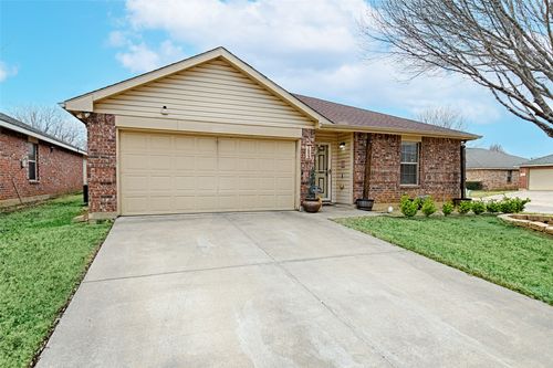 1653 Queens Brook Ln, Fort Worth, TX, 76140-5754 | Card Image