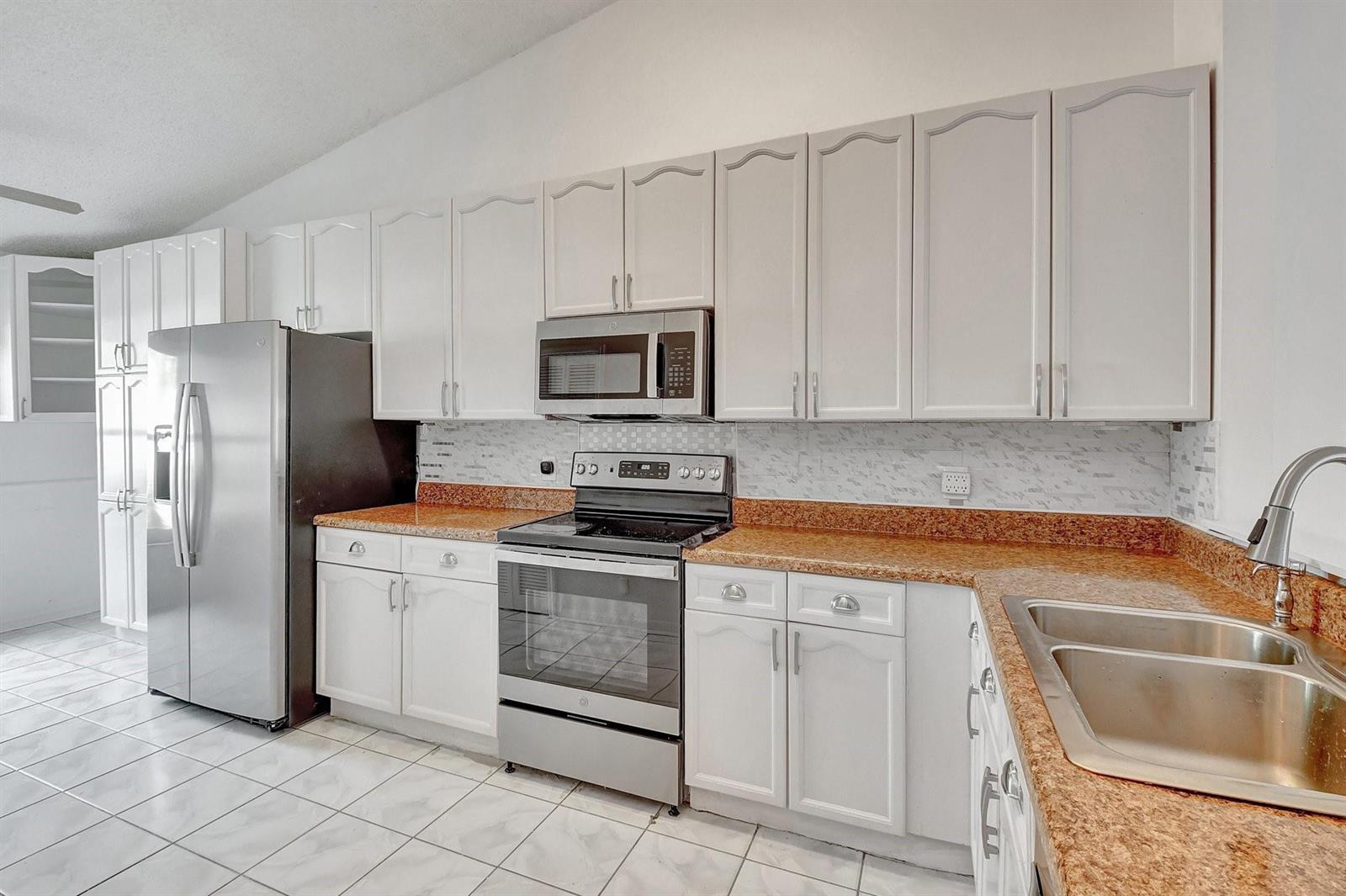 Residential Lease in Lake Worth 3