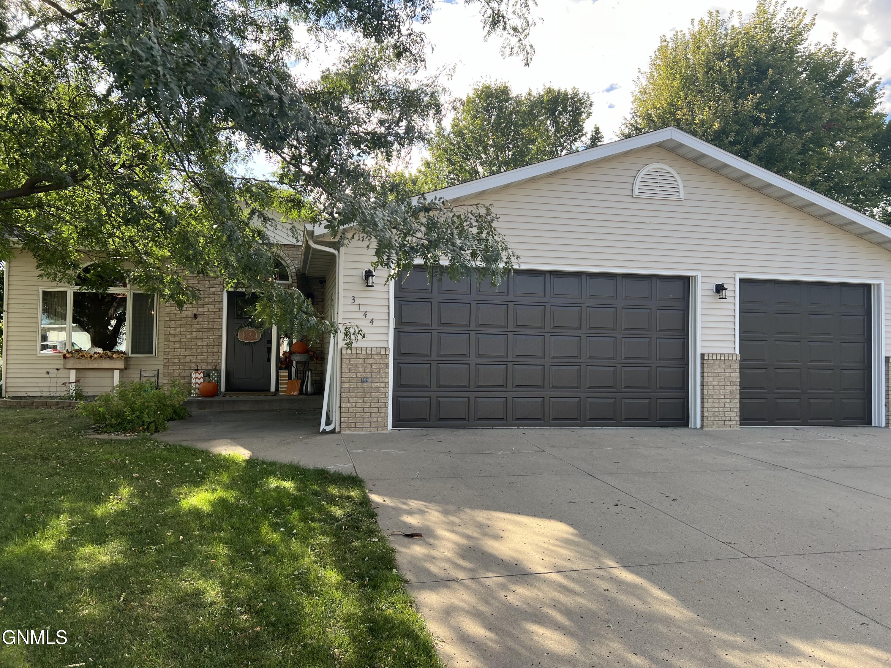 Arizona Dr, Bismarck, ND 58503