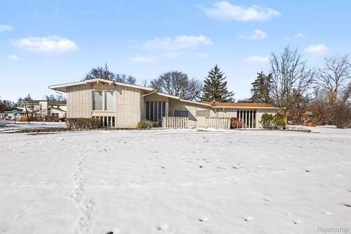 22430 Chatsford Circuit St, Southfield, MI, 48034-6240 | Card Image