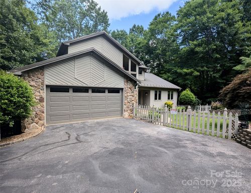 2 Pleasant Hill Dr, Franklin, NC, 28734-2766 | Card Image