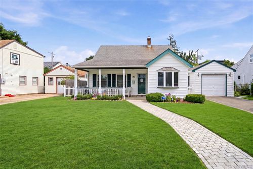 31 Sherwood Rd, Levittown, NY, 11756-1524 | Card Image
