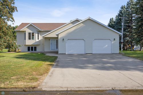 612 Fairway Dr, Casselton, ND, 58012-3816 | Card Image