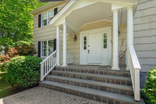 71 Brett Ln, Bedford, NY, 10506-1742 | Card Image
