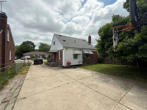 22045 Boulder Ave, Eastpointe, MI, 48021-2303 | Card Image