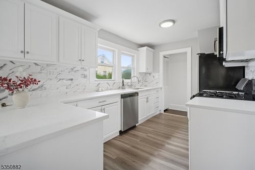 76 Rollinson St, West Orange, NJ, 07052-4629 | Card Image