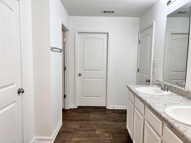 38 Main Bathroom | Image 39
