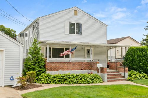 175 Centre Ave, Lindenhurst, NY, 11757-4333 | Card Image