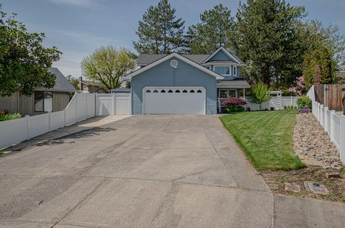 2537 Seville Cir, Medford, OR, 97504-8196 | Card Image