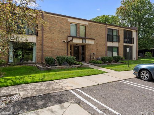 18397 University Park Dr, Livonia, MI, 48152-2627 | Card Image