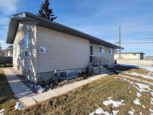 1004 Penrith Crescent Se, Home with 5 bedrooms, 2 bathrooms and 1 parking in Calgary AB | Image 4
