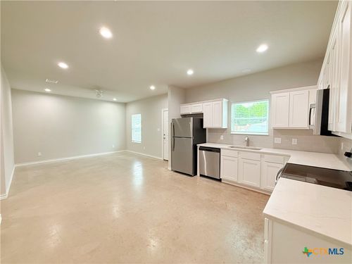 b-611 E Martindale St, Seguin, TX, 78155-3396 | Card Image