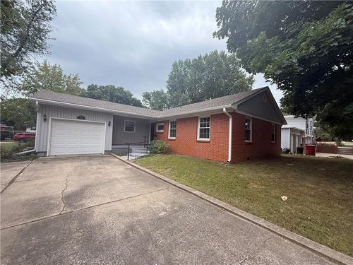 75 Ussery Dr, Lexington, MO, 64067-1530 | Card Image