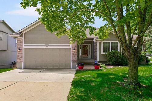1832 Ne Stonewood Dr, Lee's Summit, MO, 64086-5947 | Card Image