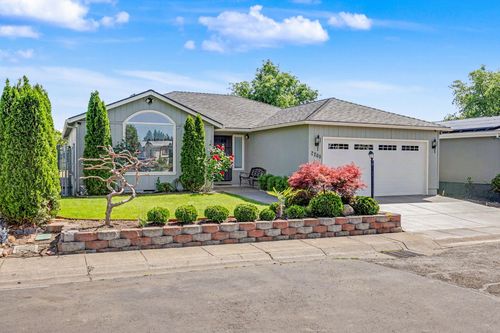 2200 Lara Ln, Central Point, OR, 97502-3549 | Card Image