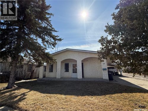 14 2nd Ave Se, Weyburn, SK, S4H1W8 | Card Image