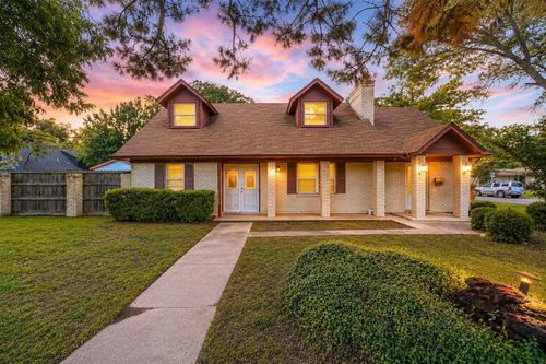 1700 Chip N Dale Dr, Arlington, TX, 76012-2320 | Card Image
