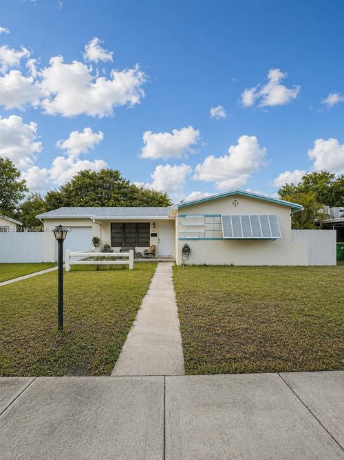9395 Nassau Dr, Cutler Bay, FL, 33189-1823 | Card Image