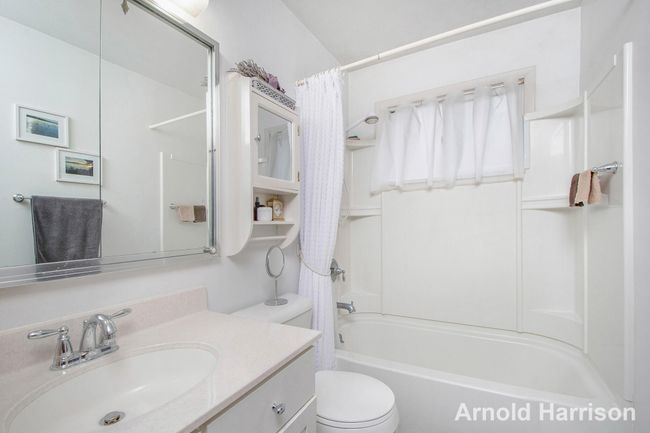 Main floor bath | Image 18
