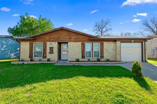 2208 Biscayne Dr W, Irving, TX, 75060-7215 | Card Image