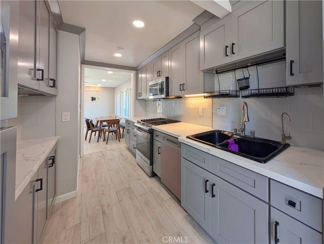 1 - 11 Oval Rd, Condo with 3 bedrooms, 2 bathrooms and 1 parking in Irvine CA | Image 7