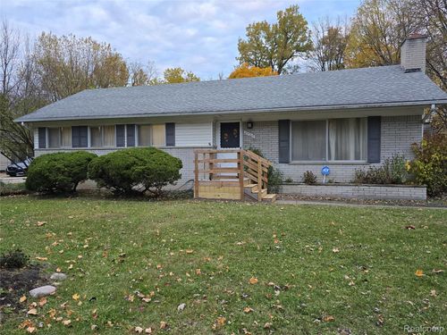 29760 Hoy St, Livonia, MI, 48154-3704 | Card Image